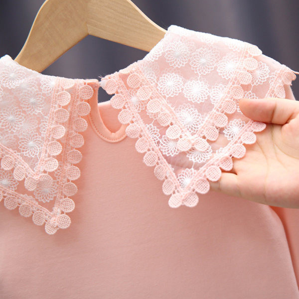 Modes blūze meitenēm ar izšuvumu un garām piedurknēm