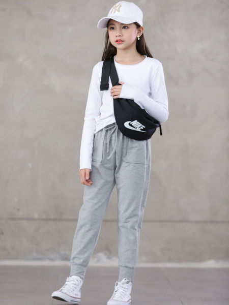 Κλασικό μοντέλο μπλούζα για κορίτσια με οβάλ λαιμόκοψη και μακριά μανίκια