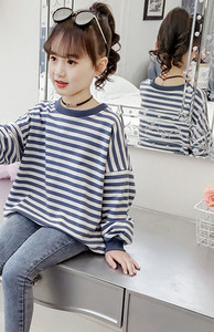 Γυναικεία casual ριγέ μπλούζα - με οβάλ λαιμόκοψη