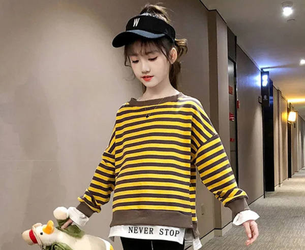 Prugasta bluza širokog uzorka za djevojčice s natpisom