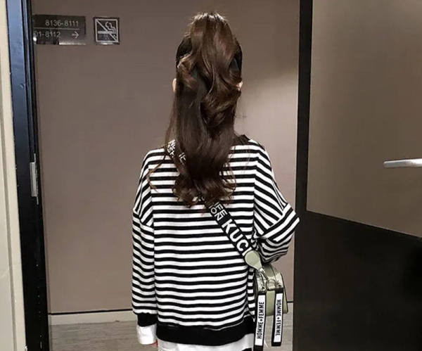 Prugasta bluza širokog uzorka za djevojčice s natpisom