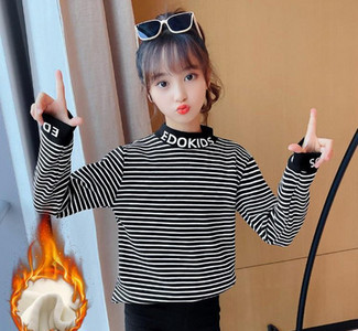 Παιδική ριγέ μπλούζα με γιακά πόλο και επιγραφή