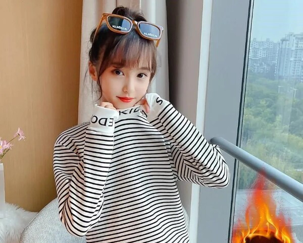 Παιδική ριγέ μπλούζα με γιακά πόλο και επιγραφή