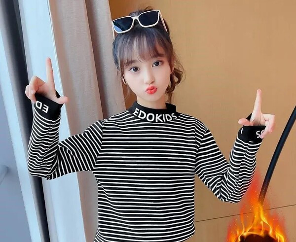 Παιδική ριγέ μπλούζα με γιακά πόλο και επιγραφή