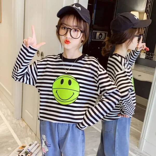 Tasuta mustriga triibuline pluus tüdrukutele trükiga