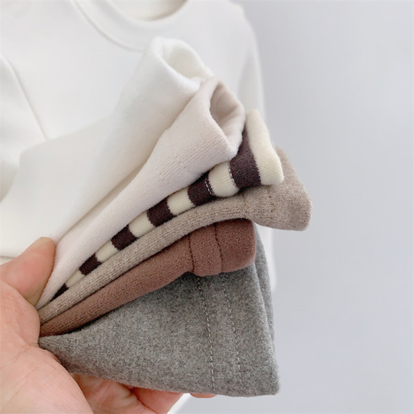 Ovaalse kaelusega ja pikkade varrukatega vabaaja lastepluus