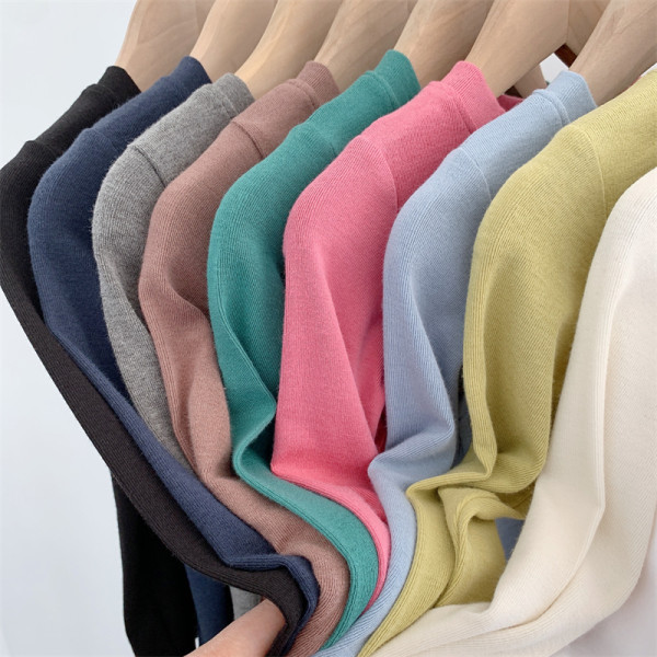 Μονόχρωμη παιδική μπλούζα με στρογγυλή λαιμόκοψη