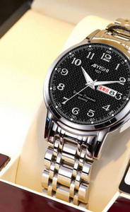 Hõbedase ja kuldse värviga naiste käekell