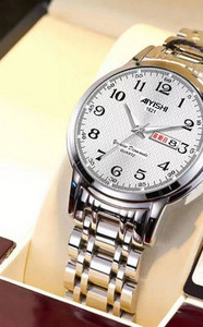 Hõbedase ja kuldse värviga naiste käekell