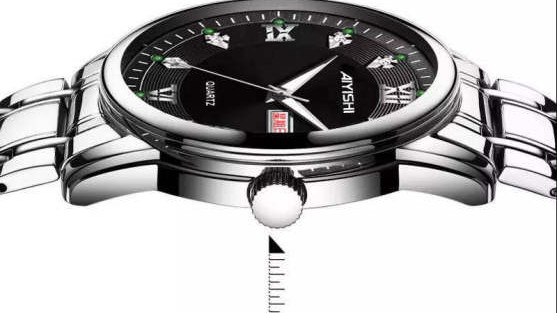 Hõbedase ja kuldse värviga naiste käekell