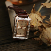 Ρετρό γυναικείο ρολόι με τετράγωνο σχήμα και λουράκι από οικολογικό δέρμα