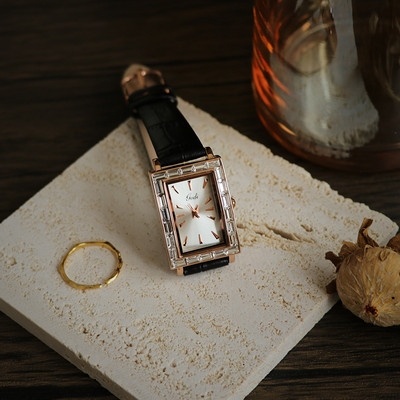 Ρετρό γυναικείο ρολόι με τετράγωνο σχήμα και λουράκι από οικολογικό δέρμα