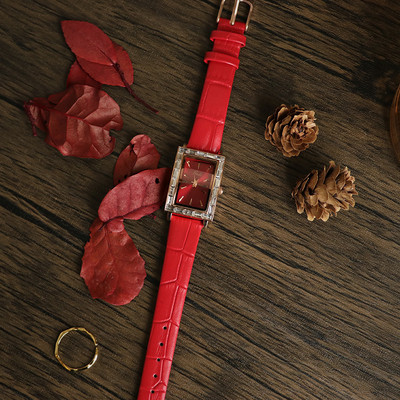 Ρετρό γυναικείο ρολόι με τετράγωνο σχήμα και λουράκι από οικολογικό δέρμα