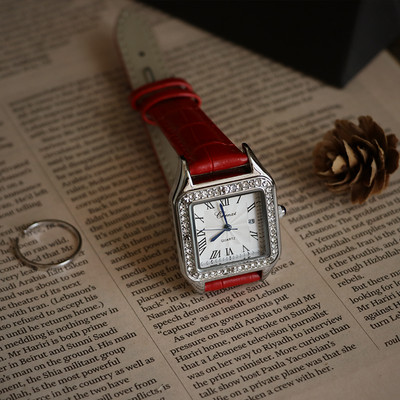 Dekoratiivkividega naiste käekell - musta ja punast värvi