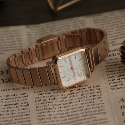 Μοντέρνο γυναικείο τετράγωνο ρολόι με μεταλλικό κούμπωμα