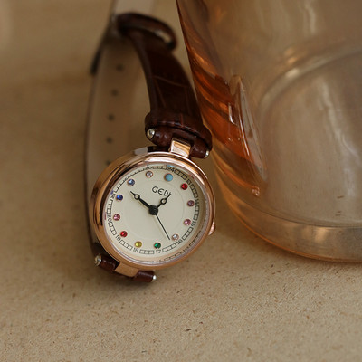 Kahes värvitoonis ümara kujuga naiste käekell