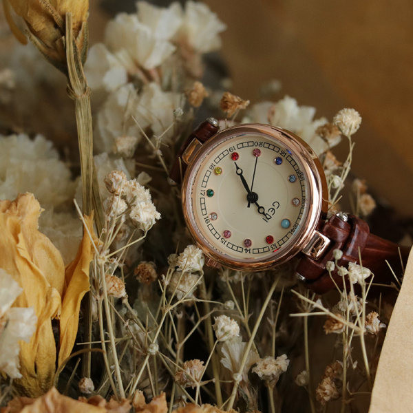 Kahes värvitoonis ümara kujuga naiste käekell