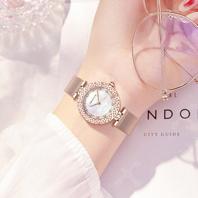 Kaasaegne mehaaniline metallist luku ja dekoratiivkividega käekell