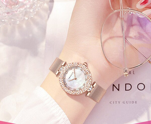 Kaasaegne mehaaniline metallist luku ja dekoratiivkividega käekell