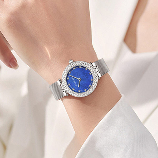 Kaasaegne mehaaniline metallist luku ja dekoratiivkividega käekell