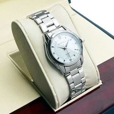 Hõbedast värvi naiste käekell