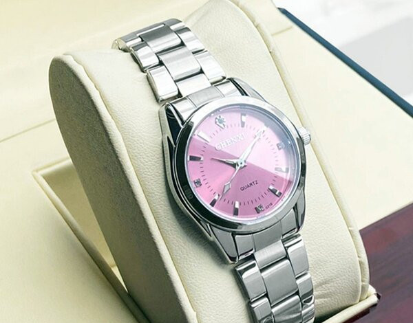 Hõbedast värvi naiste käekell