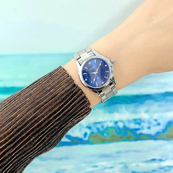 Hõbedast värvi naiste käekell