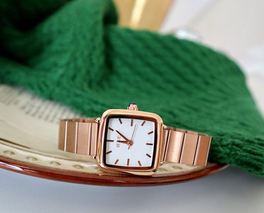 Γυναικείο ρολόι με τετράγωνο σχήμα