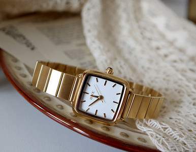 Γυναικείο ρολόι με τετράγωνο σχήμα