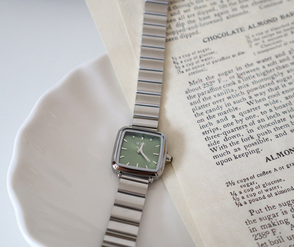 Γυναικείο ρολόι με τετράγωνο σχήμα