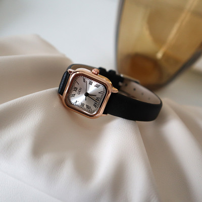 Letisztult modell női négyszögletes karóra öko bőrből