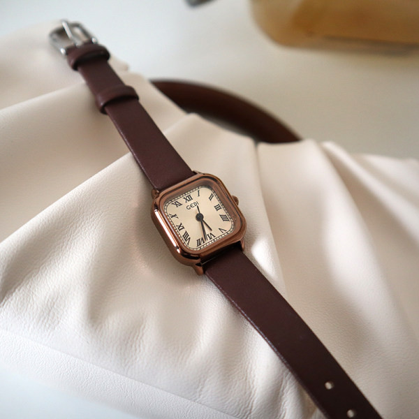 Letisztult modell női négyszögletes karóra öko bőrből