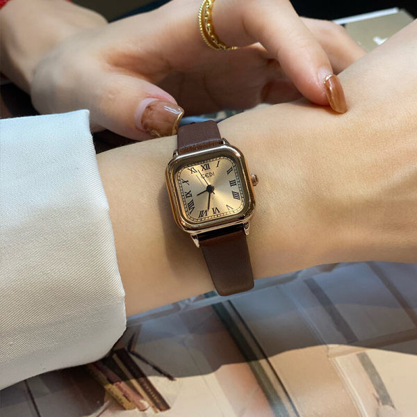 Letisztult modell női négyszögletes karóra öko bőrből