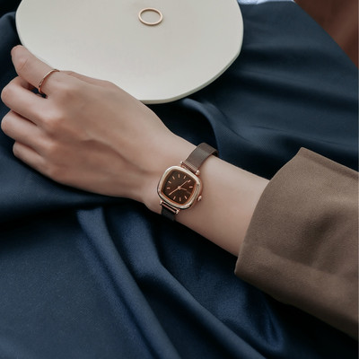 Elegantne naiste käekell – ruudu kujuga