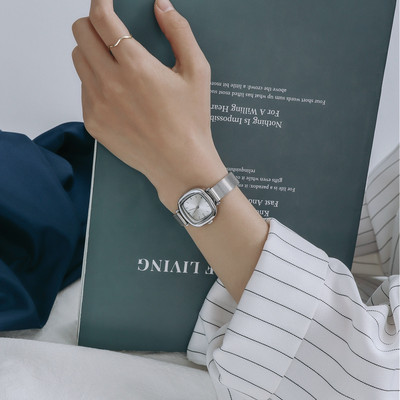 Elegantne naiste käekell – ruudu kujuga