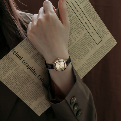 Elegantne naiste käekell – ruudu kujuga