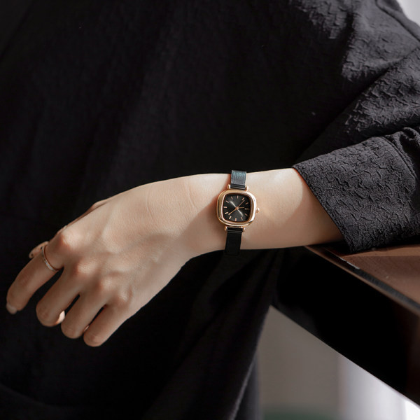 Elegantne naiste käekell – ruudu kujuga