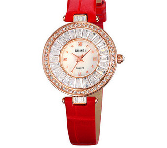 Ümara kuju ja kivikestega naiste käekell