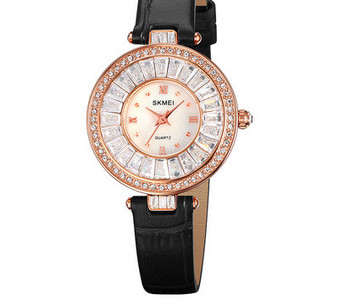 Ümara kuju ja kivikestega naiste käekell