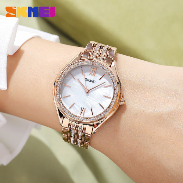 Moderan ženski sat sa metalnim lancem - zlatne i srebrne boje