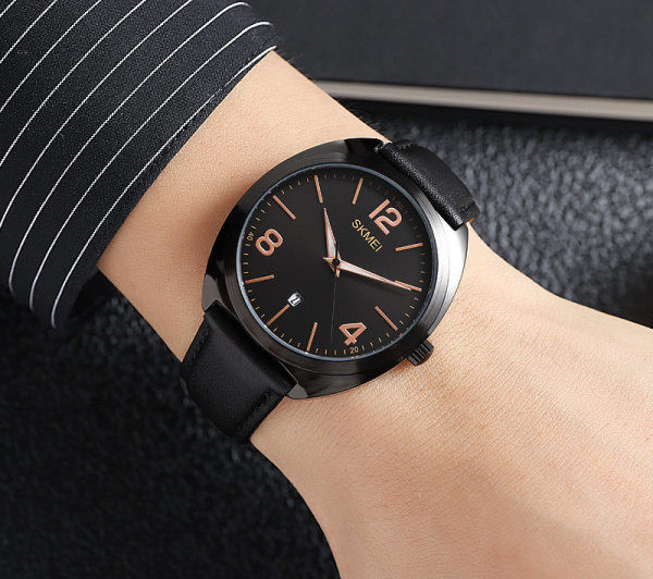 Praegune naiste käekell - musta värvi