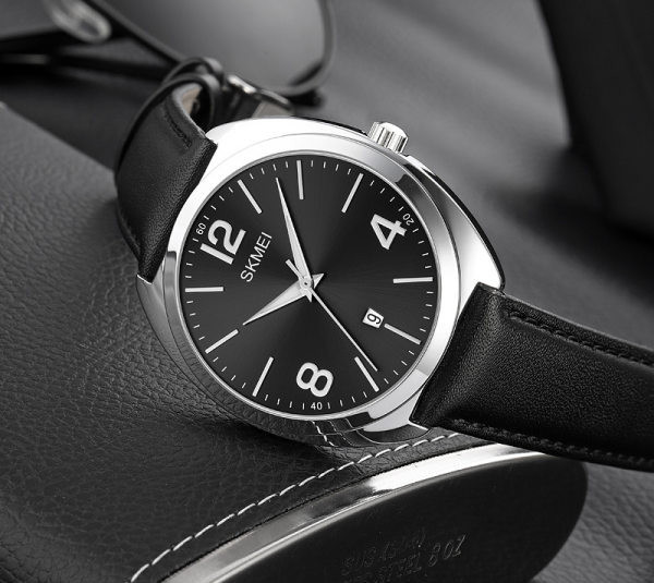 Praegune naiste käekell - musta värvi