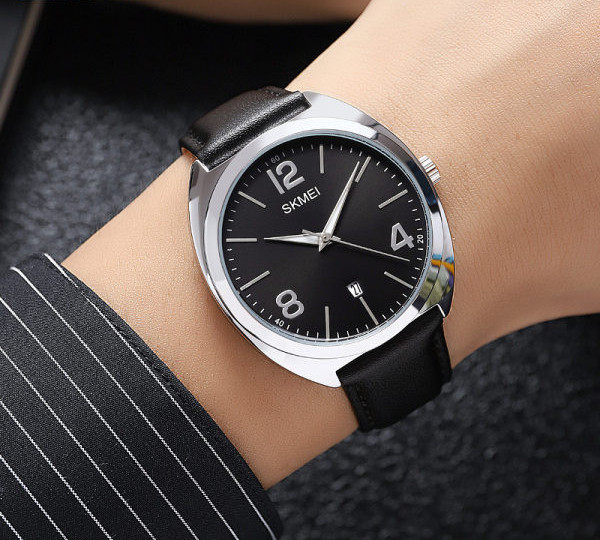 Praegune naiste käekell - musta värvi