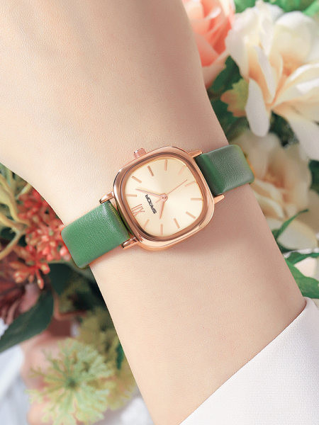 Ceas elegant de dama cu forma patrata