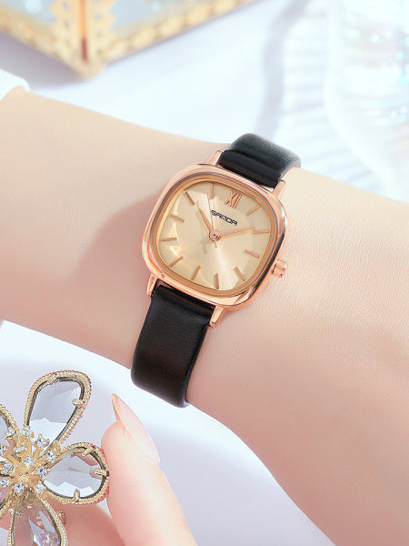 Ceas elegant de dama cu forma patrata