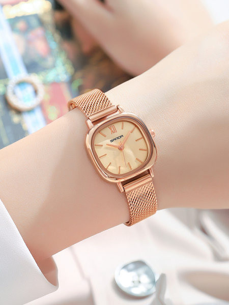 Ceas elegant de dama cu forma patrata