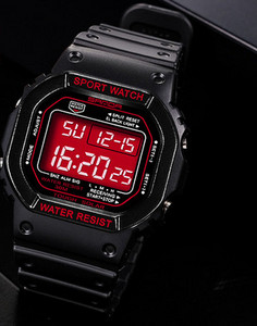 Ženski elektronički sat - s gumenim remenom