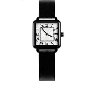 Moderan ženski sat različitih oblika