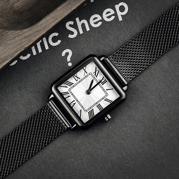 Moderan ženski sat različitih oblika