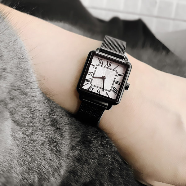 Moderan ženski sat različitih oblika